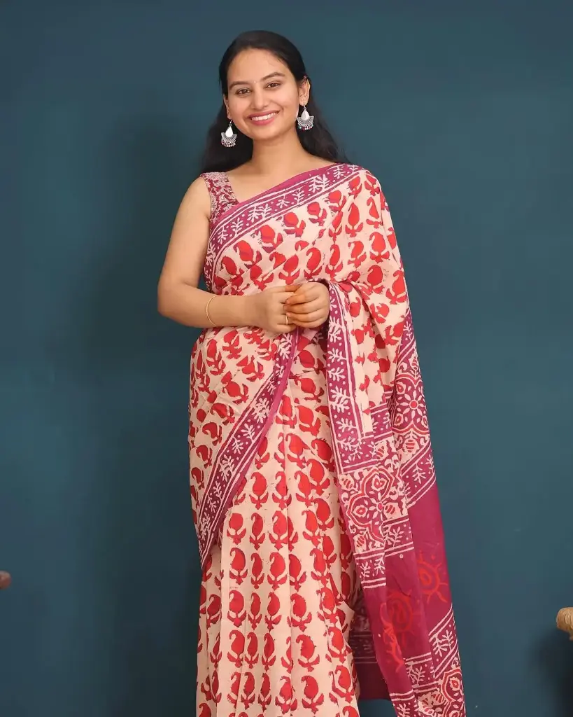 Dahliya Bloom Linen Digital Print Saree.
